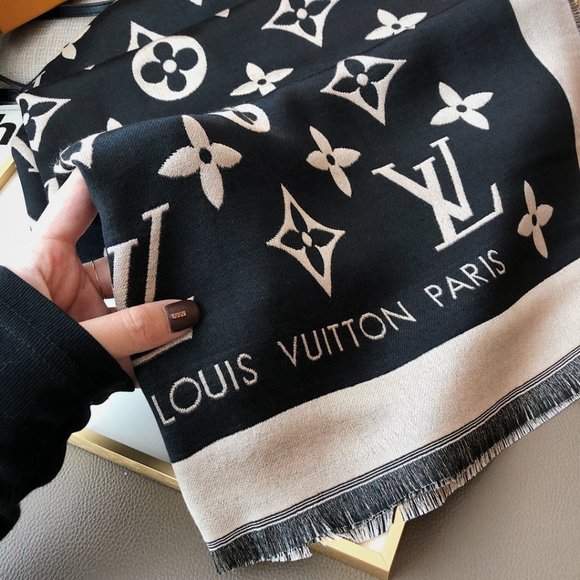 ๐โจAUTHENTICโจ๐Louis Vuitton scarf - Picture 7 of 8